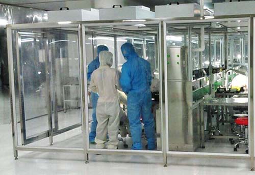 百級潔凈棚工作原理:風(fēng)機(jī)從FFU頂部將空氣吸入,經(jīng)初效過濾器,高效過濾器過濾,過濾后的潔凈空氣在整個出風(fēng)面以0.45m/s±20%的風(fēng)速勻速送出到潔凈棚內(nèi)。 百級潔凈棚工作原理:風(fēng)機(jī)從FFU頂部將空氣吸入,經(jīng)初效過濾器,高效過濾器過濾,過濾后的潔凈空氣在整個出風(fēng)面以0.45m/s±20%的風(fēng)速勻速送出到潔凈棚內(nèi)。