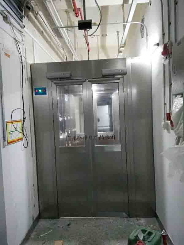 全自動(dòng)風(fēng)淋室又稱(chēng)全自動(dòng)感應(yīng)風(fēng)淋門(mén)或者全自動(dòng)感應(yīng)人淋室 全自動(dòng)風(fēng)淋室又稱(chēng)全自動(dòng)感應(yīng)風(fēng)淋門(mén)或者全自動(dòng)感應(yīng)人淋室