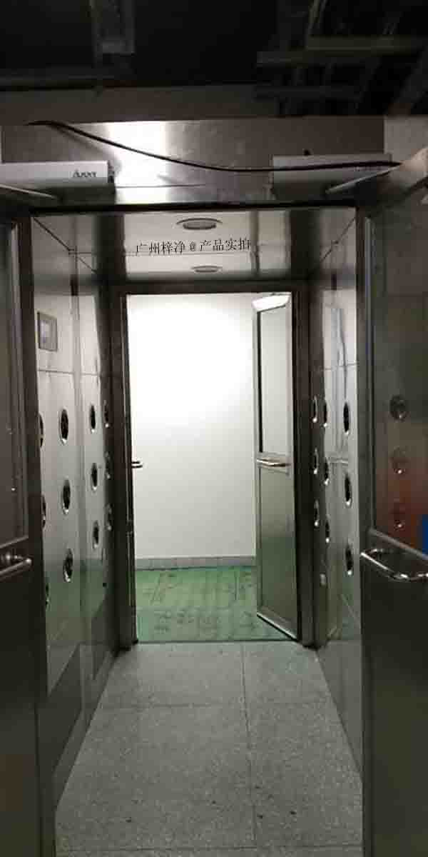 全自動(dòng)風(fēng)淋室箱體主材及外形尺寸可根據(jù)客戶(hù)要求定制 全自動(dòng)風(fēng)淋室箱體主材及外形尺寸可根據(jù)客戶(hù)要求定制