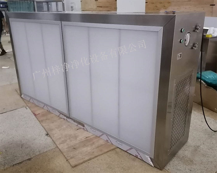 潔凈層流罩它主要由箱體、風(fēng)機、初效空氣過濾器、高效空氣過濾器、阻尼層、燈具等組成。 潔凈層流罩它主要由箱體、風(fēng)機、初效空氣過濾器、高效空氣過濾器、阻尼層、燈具等組成。