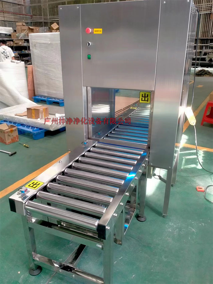 傳動(dòng)帶輸送線傳遞窗的制作法于其它普通傳遞窗不一樣，傳動(dòng)帶輸送線傳遞窗下面加了條流水線，上層要傳遞貨物。