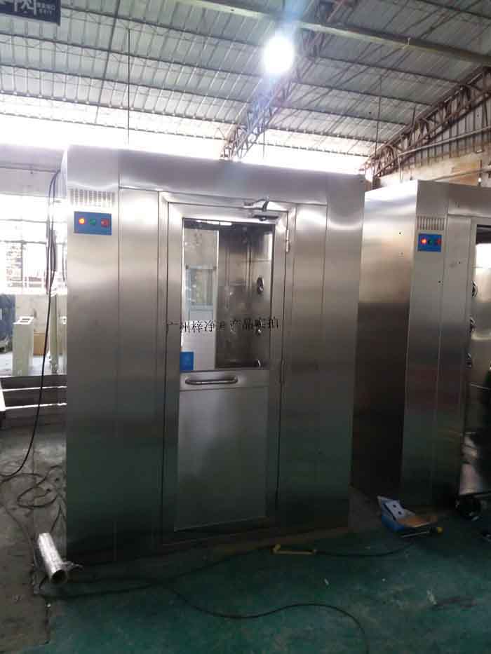 風(fēng)淋室應(yīng)配備高效過(guò)濾器,確保過(guò)濾效率達(dá)到行業(yè)要求。 風(fēng)淋室應(yīng)配備高效過(guò)濾器,確保過(guò)濾效率達(dá)到行業(yè)要求。