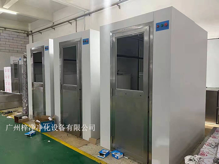 風淋室是一種用于去除或減少人員進入潔凈區(qū)前身上的塵埃和微粒的設備。 風淋室是一種用于去除或減少人員進入潔凈區(qū)前身上的塵埃和微粒的設備。