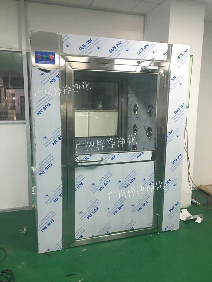 防爆風(fēng)淋室是指風(fēng)淋室的電機、指示燈、照明燈、接線管必須嚴(yán)格按照防爆標(biāo)準(zhǔn)