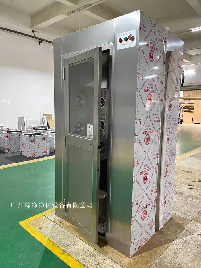 風(fēng)淋室是潔凈室中用于人員凈化的重要裝置。