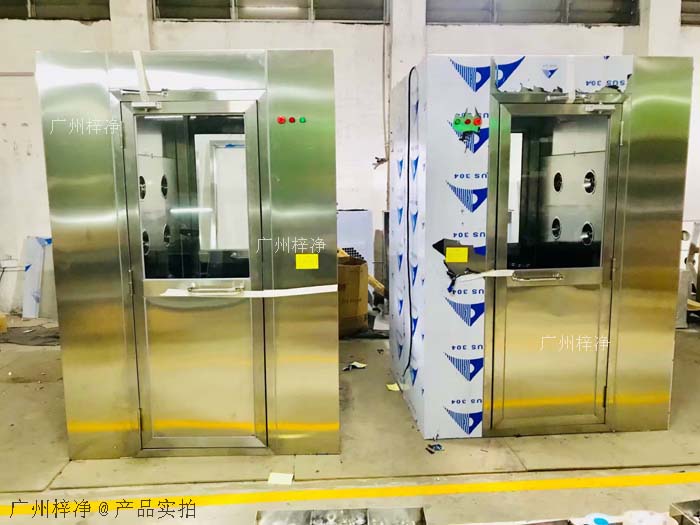 風(fēng)淋室安裝地面應(yīng)平整、堅(jiān)實(shí)，無油污、水漬等。