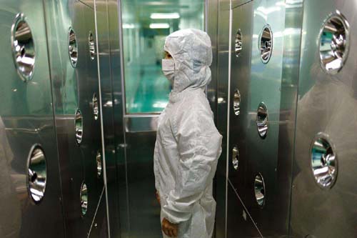 風淋室工作原理是通過高速氣流的沖擊，有效清除進入潔凈室的人員、物料表面攜帶的塵埃和污染物。