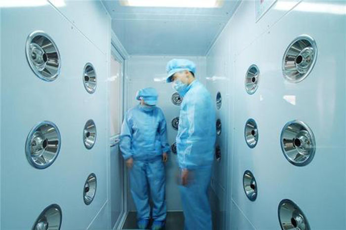 進入風(fēng)淋室前,應(yīng)佩戴專用鞋套和帽子,鞋套應(yīng)與地面接觸面完全覆蓋,帽子則應(yīng)能覆蓋頭發(fā),防止頭發(fā)飛揚。 進入風(fēng)淋室前,應(yīng)佩戴專用鞋套和帽子,鞋套應(yīng)與地面接觸面完全覆蓋,帽子則應(yīng)能覆蓋頭發(fā),防止頭發(fā)飛揚。