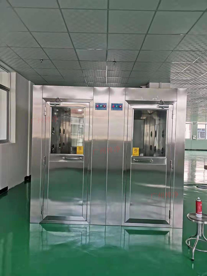 風(fēng)淋室主要功能是通過快速氣流的作用，去除人員和物料表面攜帶的塵埃和微生物，以確保進(jìn)入潔凈室的人員和物料不會(huì)污染車間環(huán)境。