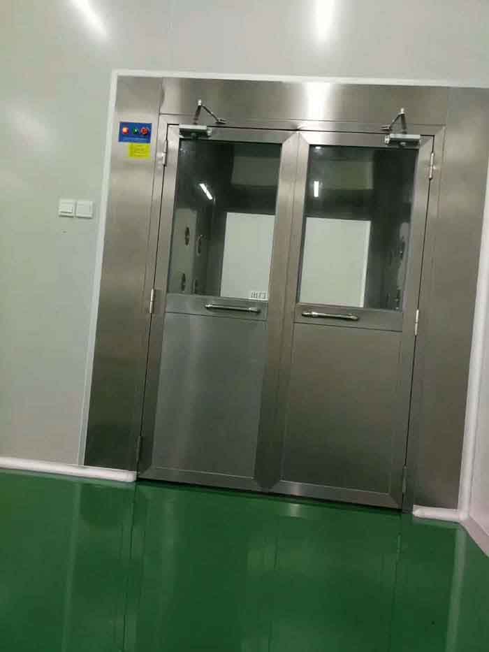 風淋室的主要作用是對進入潔凈室的人員進行快速的人身凈化 風淋室的主要作用是對進入潔凈室的人員進行快速的人身凈化