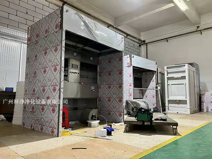 負(fù)壓稱(chēng)稱(chēng)量罩通過(guò)創(chuàng)造一個(gè)低氣壓的環(huán)境,防止生產(chǎn)過(guò)程中的粉塵、揮發(fā)物等有害物質(zhì)逸散到外界環(huán)境中,同時(shí)確保稱(chēng)量結(jié)果的準(zhǔn)確性。 負(fù)壓稱(chēng)稱(chēng)量罩通過(guò)創(chuàng)造一個(gè)低氣壓的環(huán)境,防止生產(chǎn)過(guò)程中的粉塵、揮發(fā)物等有害物質(zhì)逸散到外界環(huán)境中,同時(shí)確保稱(chēng)量結(jié)果的準(zhǔn)確性。