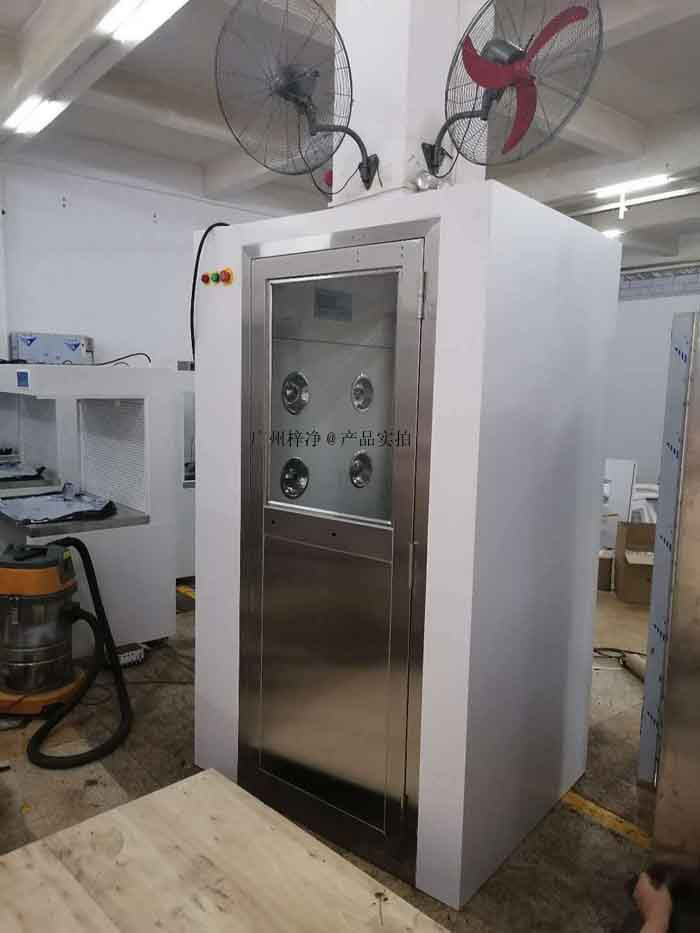 風(fēng)淋室的外殼尺寸，包括長(zhǎng)度、寬度和高度。