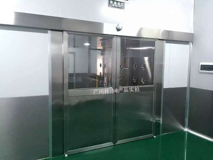 自動門風(fēng)淋室采用自動感應(yīng)技術(shù),當(dāng)人員接近時,門會自動開啟,人員通過后自動關(guān)閉。 自動門風(fēng)淋室采用自動感應(yīng)技術(shù),當(dāng)人員接近時,門會自動開啟,人員通過后自動關(guān)閉。