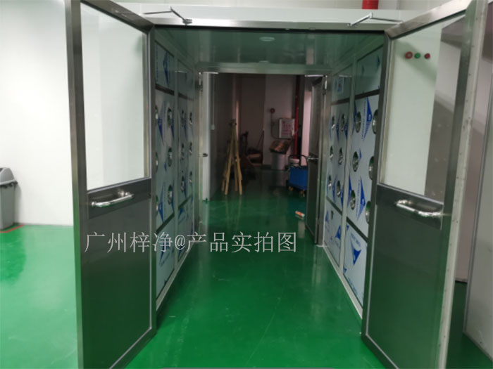 貨淋室則是為了對(duì)貨物進(jìn)行空氣凈化,防止貨物在搬運(yùn)過(guò)程中攜帶的塵埃污染產(chǎn)品或工作環(huán)境 貨淋室則是為了對(duì)貨物進(jìn)行空氣凈化,防止貨物在搬運(yùn)過(guò)程中攜帶的塵埃污染產(chǎn)品或工作環(huán)境