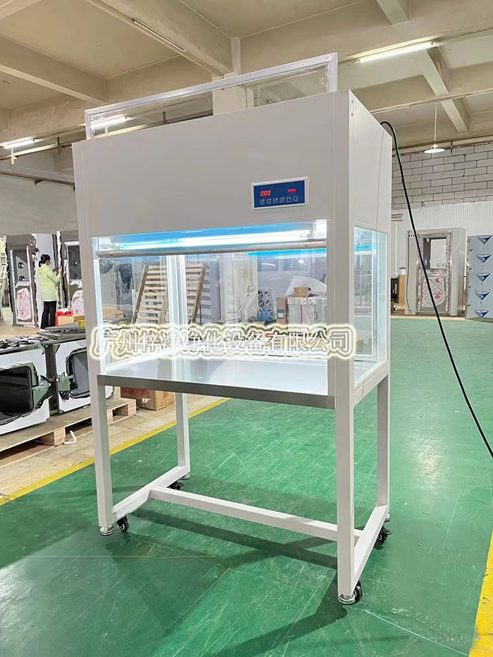超凈工作臺的外圍進風口設有高效空氣過濾器(HEPA),HEPA高效過濾器能夠濾除空氣中99.97%以上的0.3微米以上的顆粒物 超凈工作臺的外圍進風口設有高效空氣過濾器(HEPA),HEPA高效過濾器能夠濾除空氣中99.97%以上的0.3微米以上的顆粒物